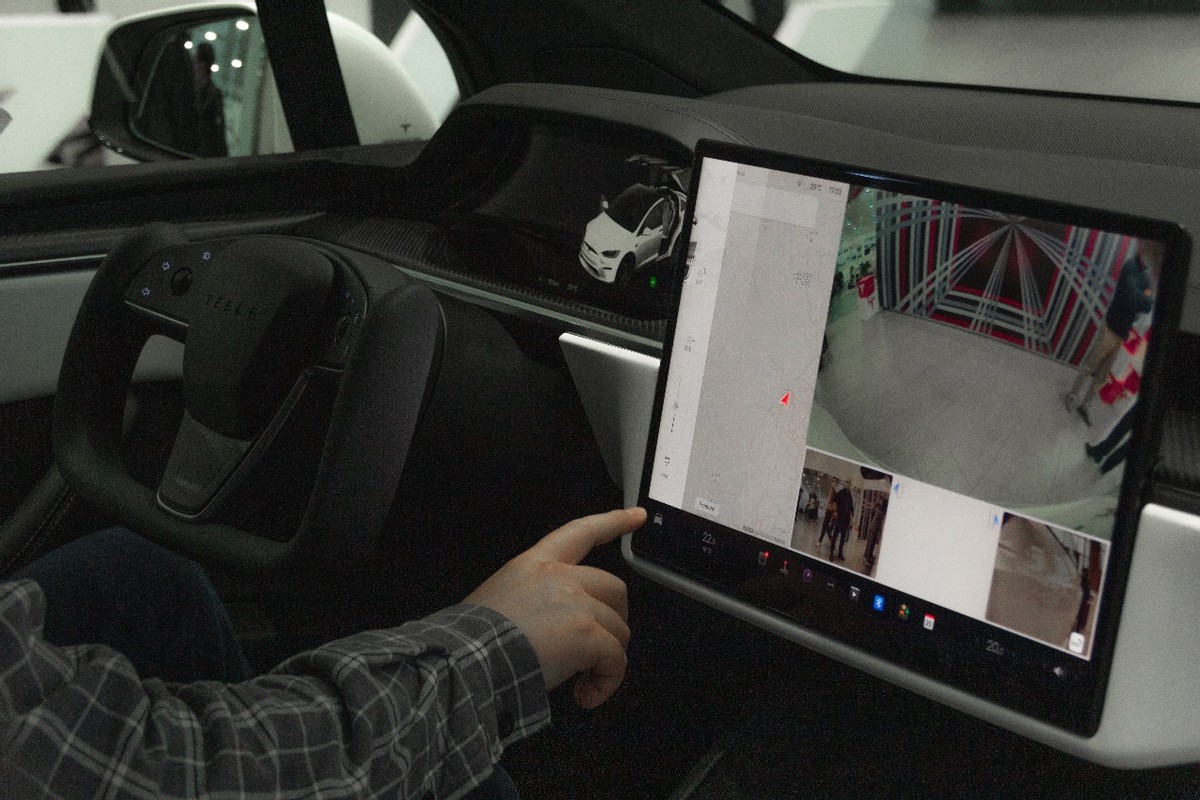 Model X Plaid为百公里2.6秒的“荒谬之速”系上智能的“安全带”