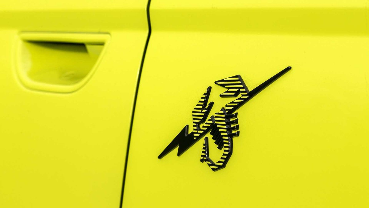 Abarth 500e官图发布 推出硬顶与敞篷两种车身形式