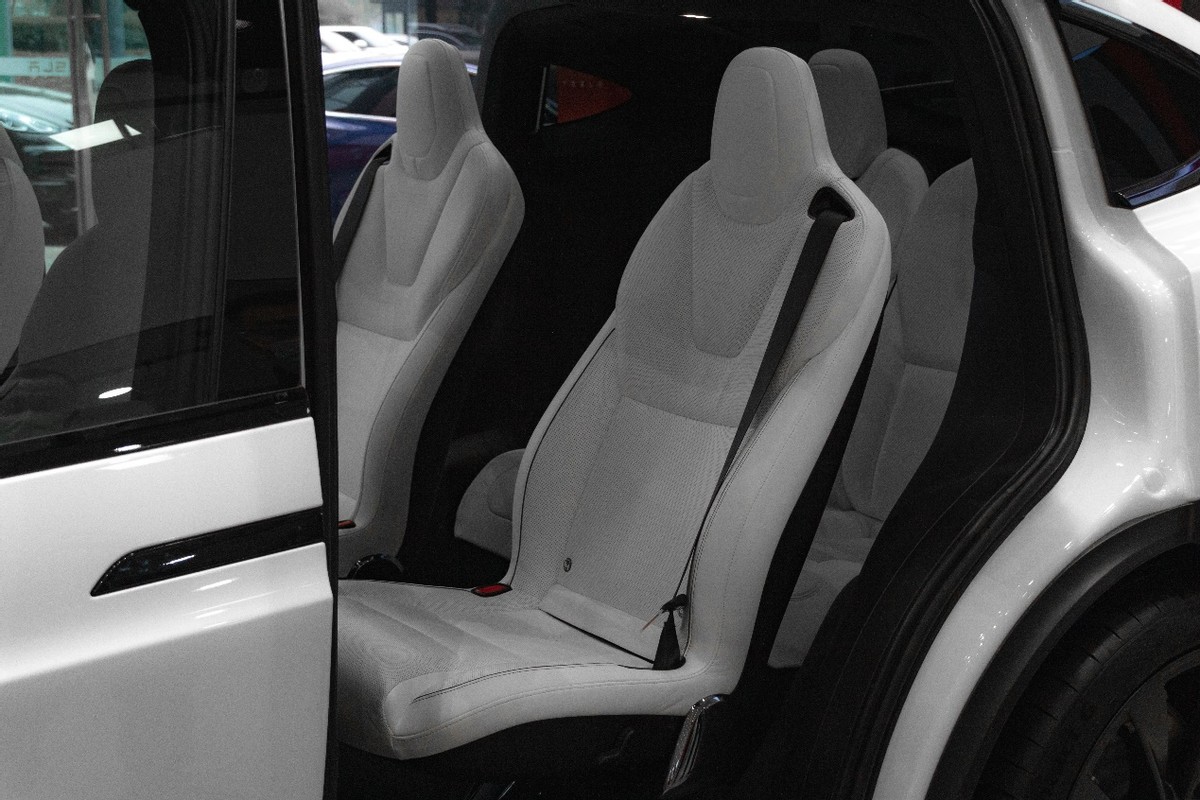 Model X Plaid为百公里2.6秒的“荒谬之速”系上智能的“安全带”