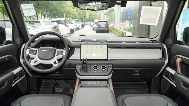 路虎卫士130养车：月薪5千，送一台也养不起