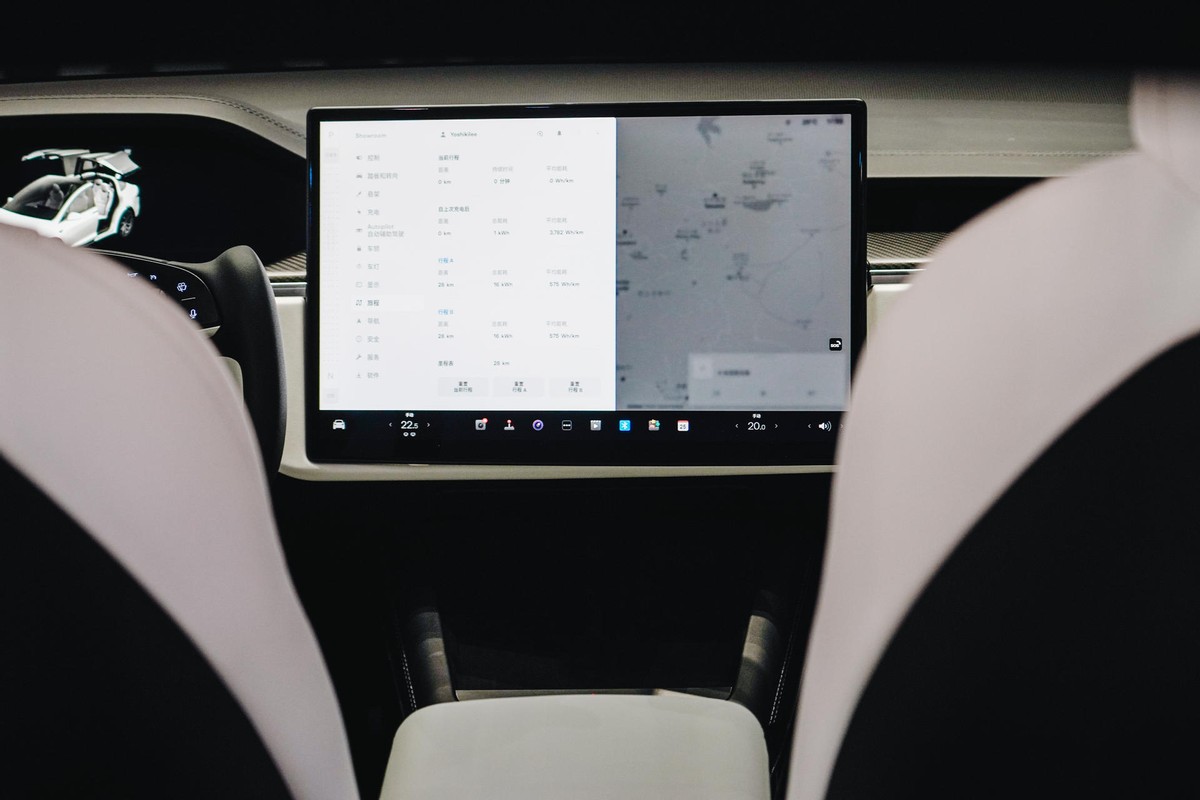 Model X Plaid为百公里2.6秒的“荒谬之速”系上智能的“安全带”