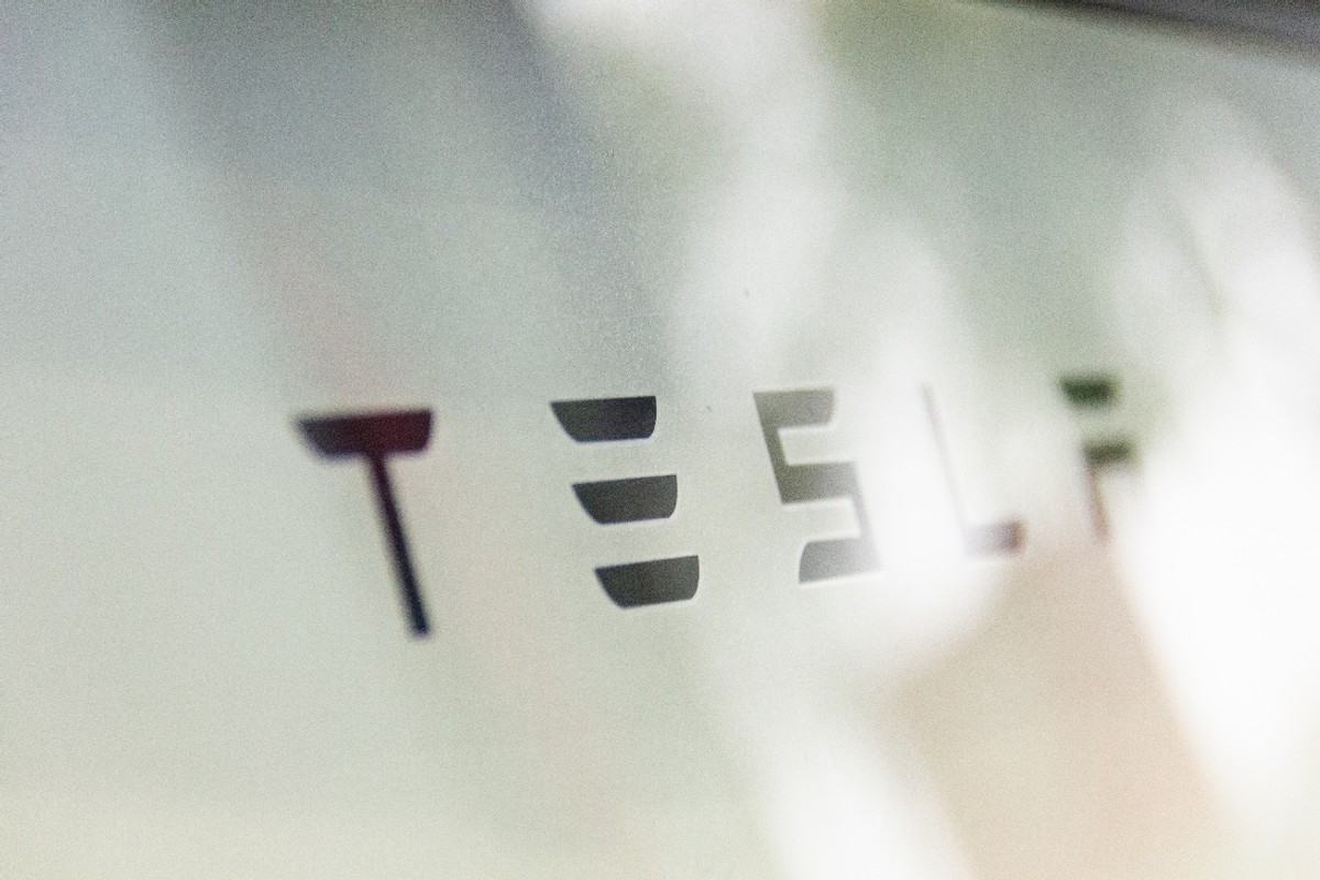 Model X Plaid为百公里2.6秒的“荒谬之速”系上智能的“安全带”