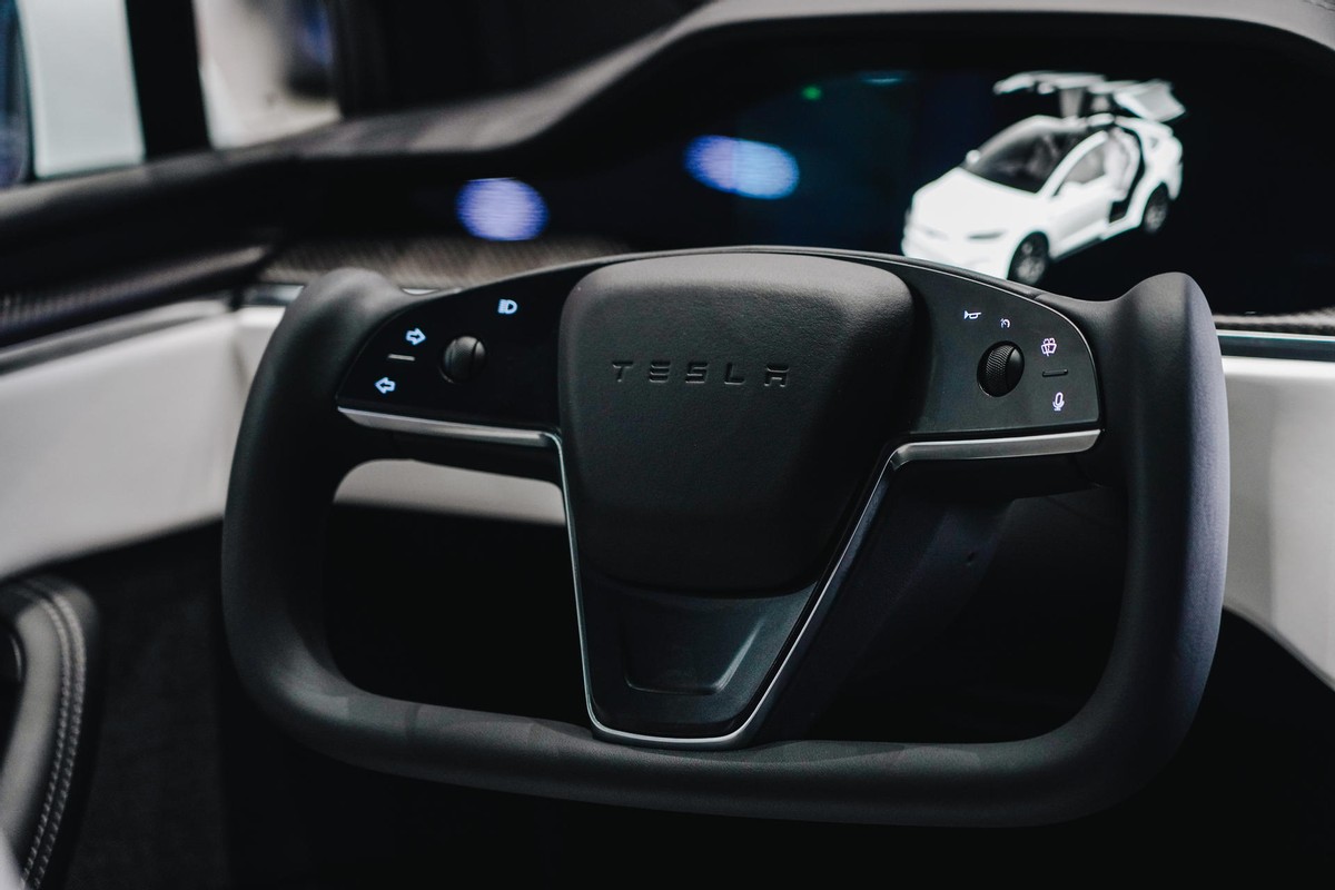 Model X Plaid为百公里2.6秒的“荒谬之速”系上智能的“安全带”