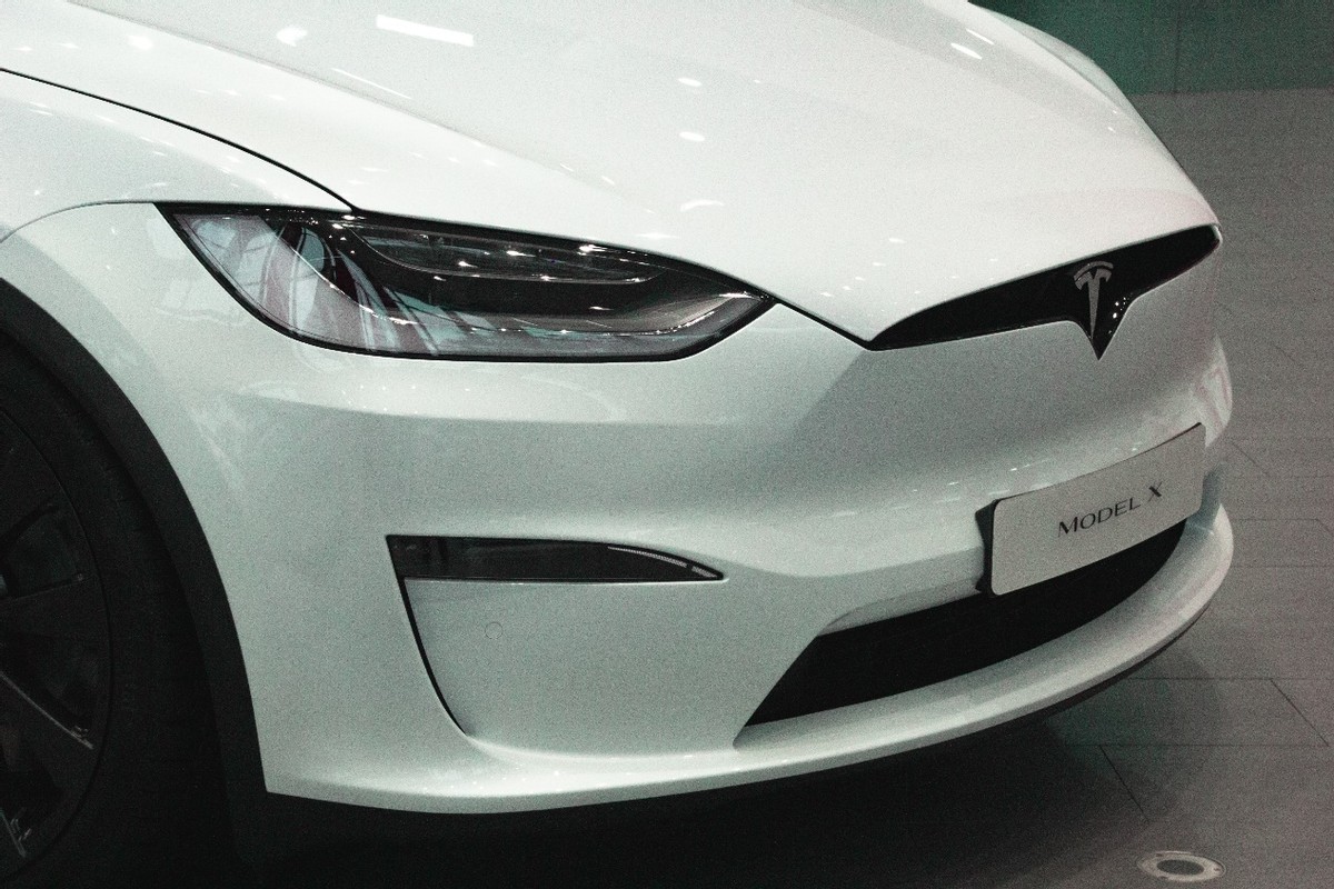 Model X Plaid为百公里2.6秒的“荒谬之速”系上智能的“安全带”