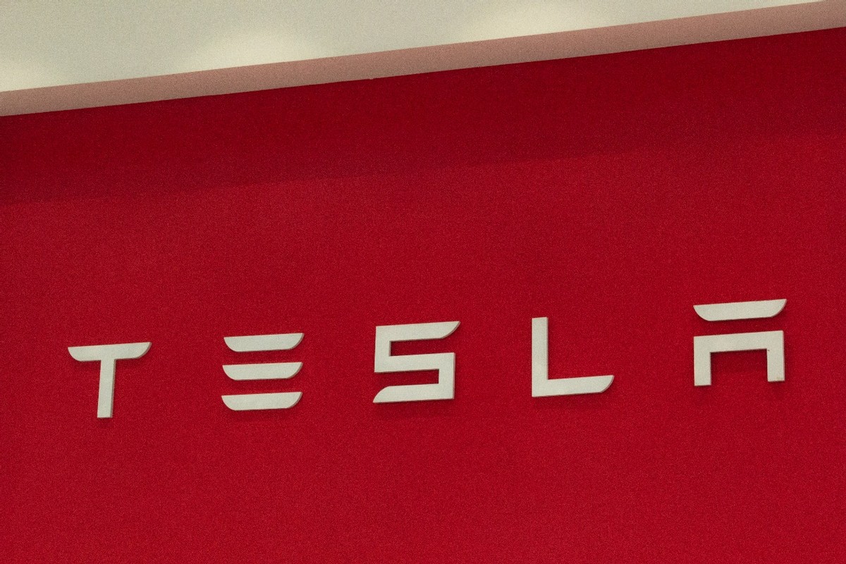 Model X Plaid为百公里2.6秒的“荒谬之速”系上智能的“安全带”
