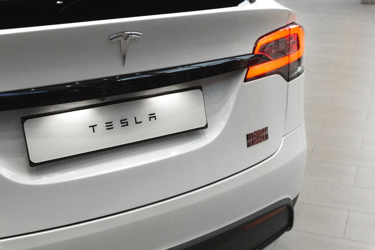 Model X Plaid为百公里2.6秒的“荒谬之速”系上智能的“安全带”