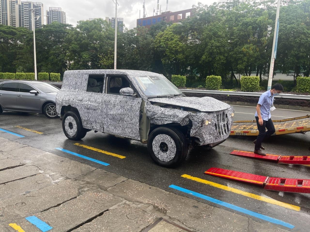 仰望R1谍照曝光：比亚迪的高端越野车，对标奔驰G级和路虎揽胜