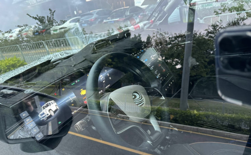 比亚迪仰望R1实车：侧看像路虎，正面比奔驰G硬朗，100万买它？