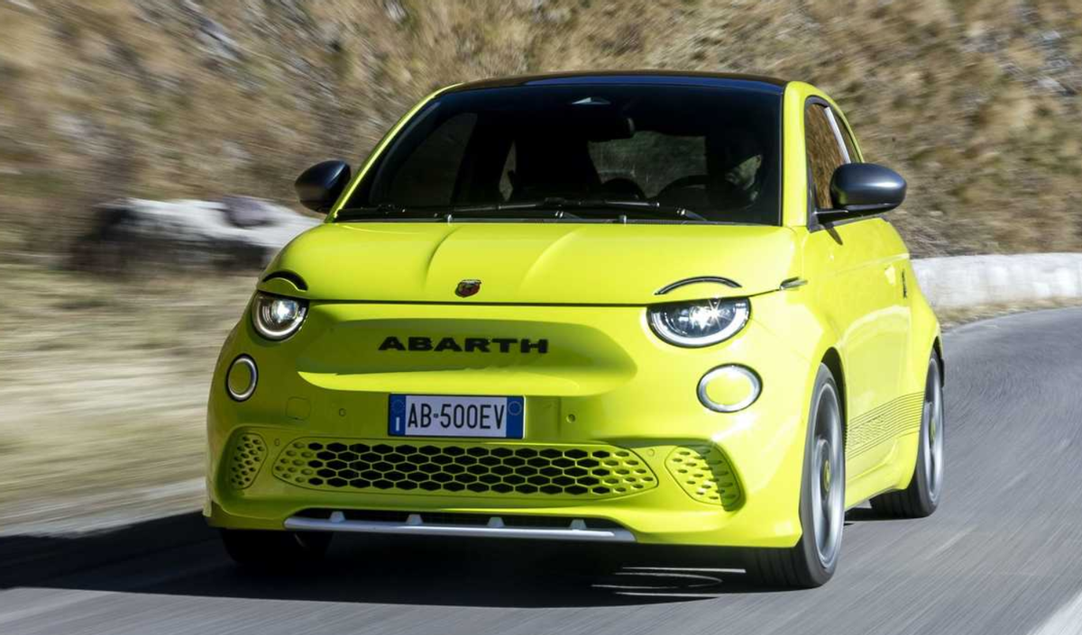 Abarth 500e官图发布 推出硬顶与敞篷两种车身形式