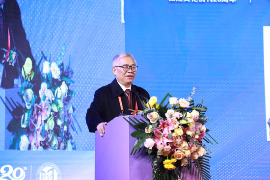 中国保险学会原会长、中国保险文化与品牌创新论坛终身名誉主席 罗忠敏
