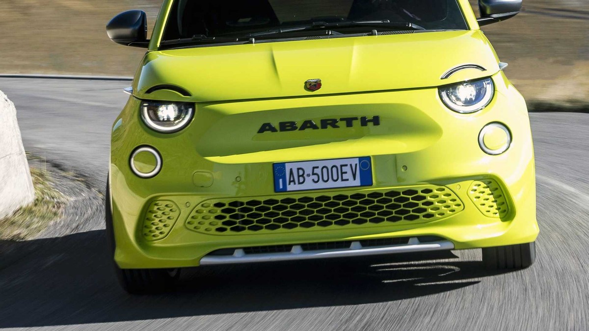 Abarth 500e官图发布 推出硬顶与敞篷两种车身形式