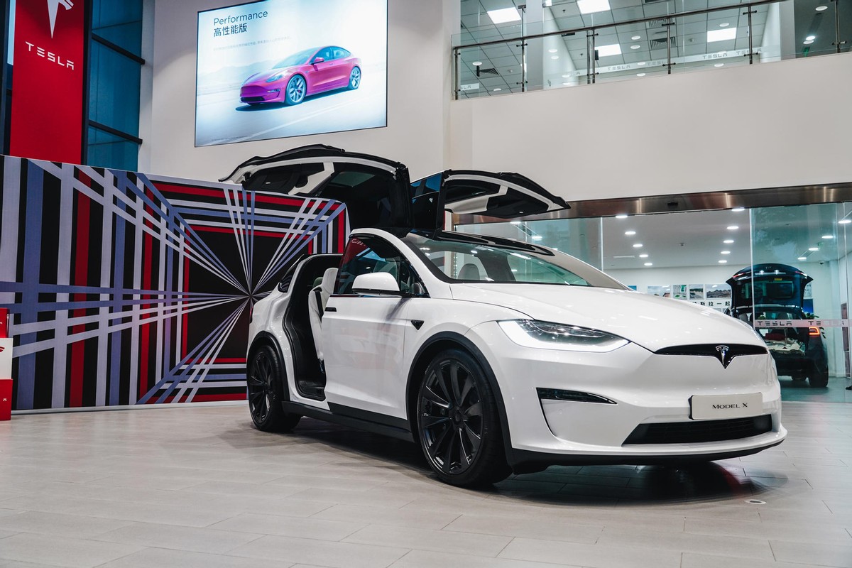 Model X Plaid为百公里2.6秒的“荒谬之速”系上智能的“安全带”