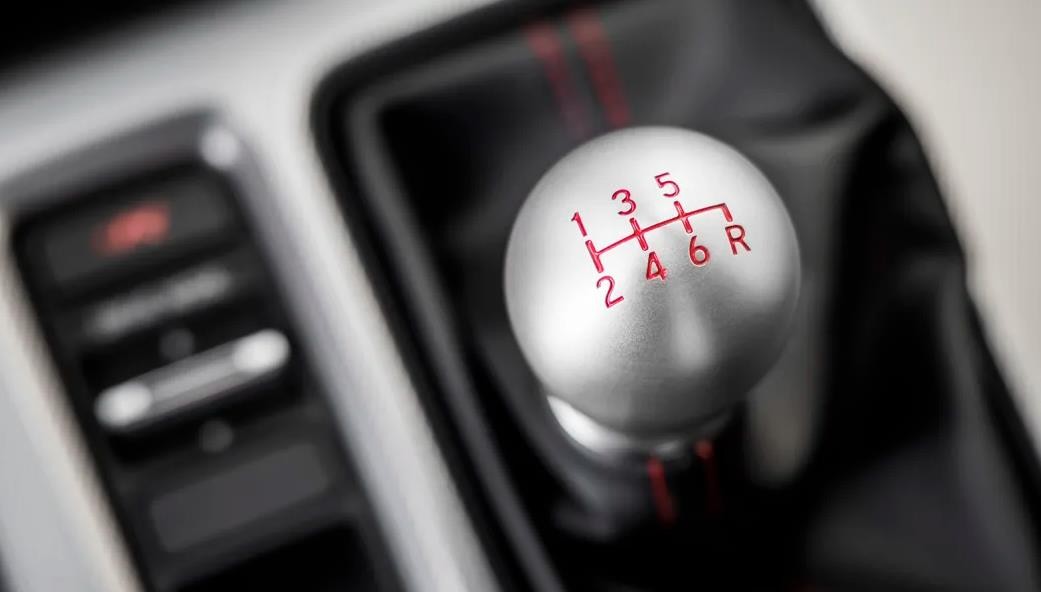 解读本田思域Type R，42万红头2.0T，特殊双轴支柱悬挂