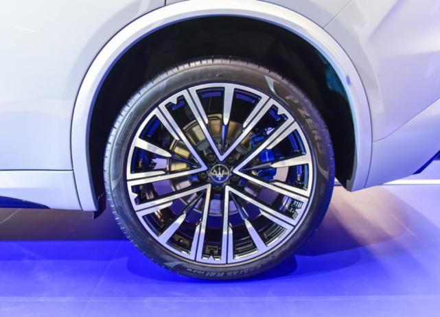 玛莎拉蒂拿出王牌中型SUV，全新设计，330马力带声浪，挑战Macan