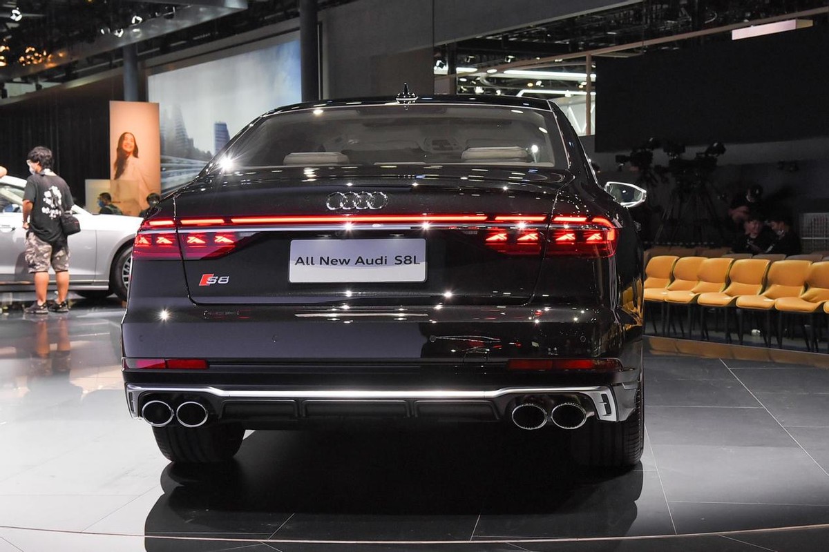 搭载4.0T V8发动机+48V轻混，配双边四出排气，解析奥迪S8