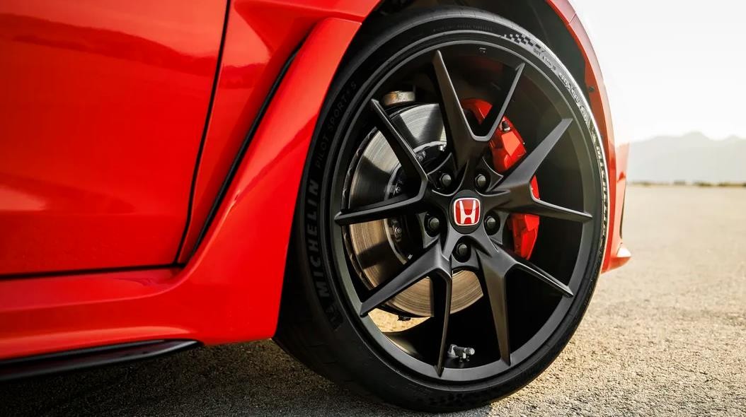 解读本田思域Type R，42万红头2.0T，特殊双轴支柱悬挂