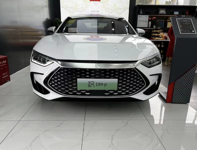 比亚迪汉DM-p到店，外观设计高级，动力输出充沛，驾控质感良好