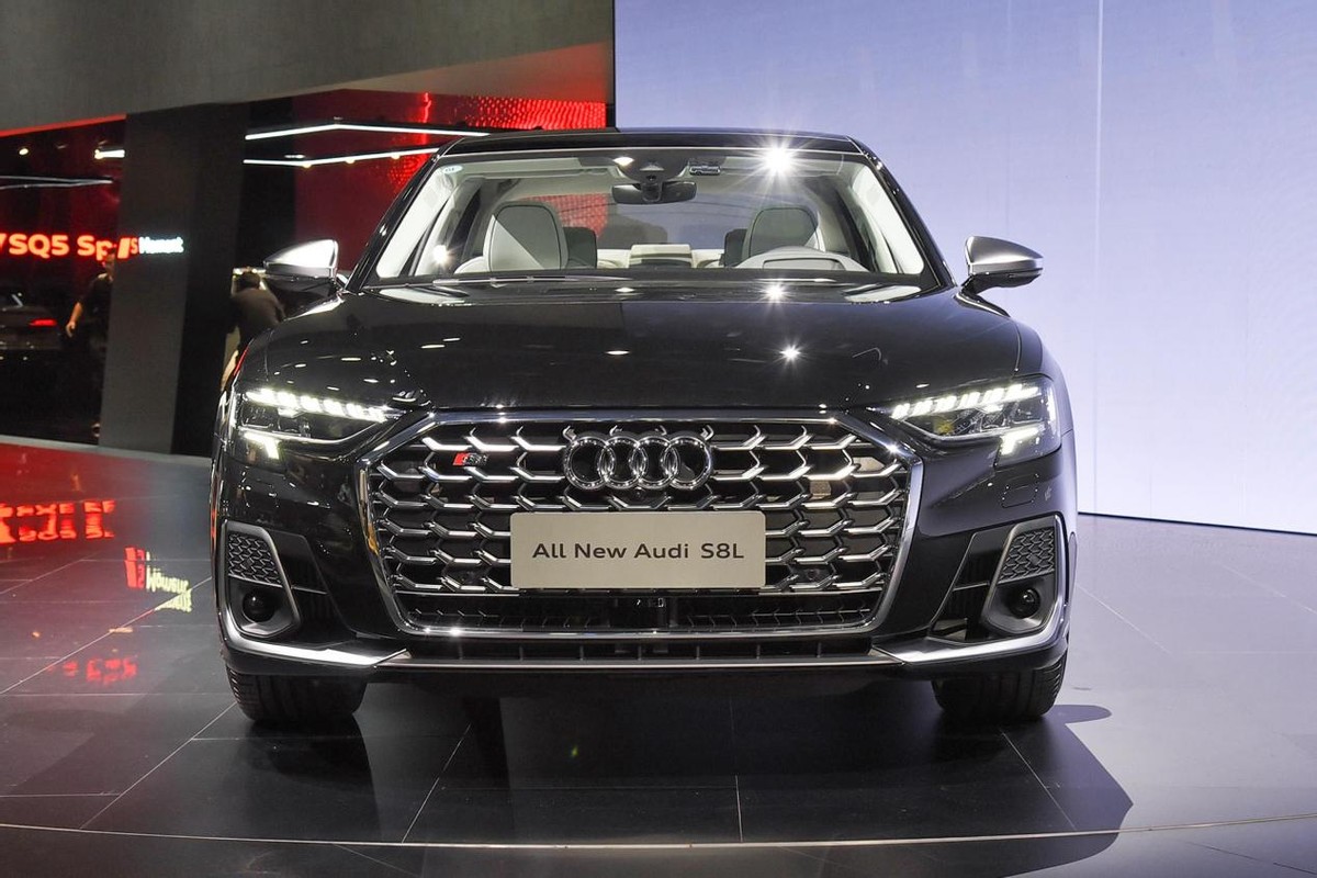 搭载4.0T V8发动机+48V轻混，配双边四出排气，解析奥迪S8