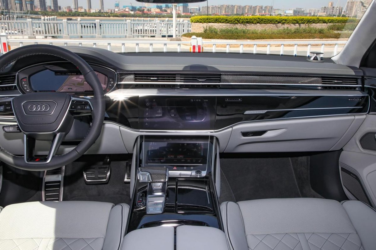搭载4.0T V8发动机+48V轻混，配双边四出排气，解析奥迪S8