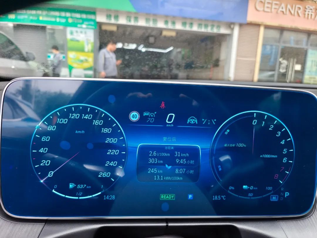 实测匮电油耗5.4L/100km，零百加速6.9秒，这才是奔驰的电动化