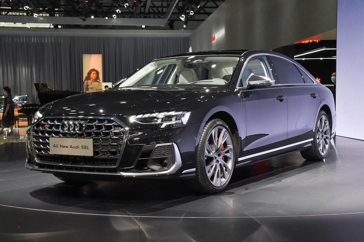 搭载4.0T V8发动机+48V轻混，配双边四出排气，解析奥迪S8