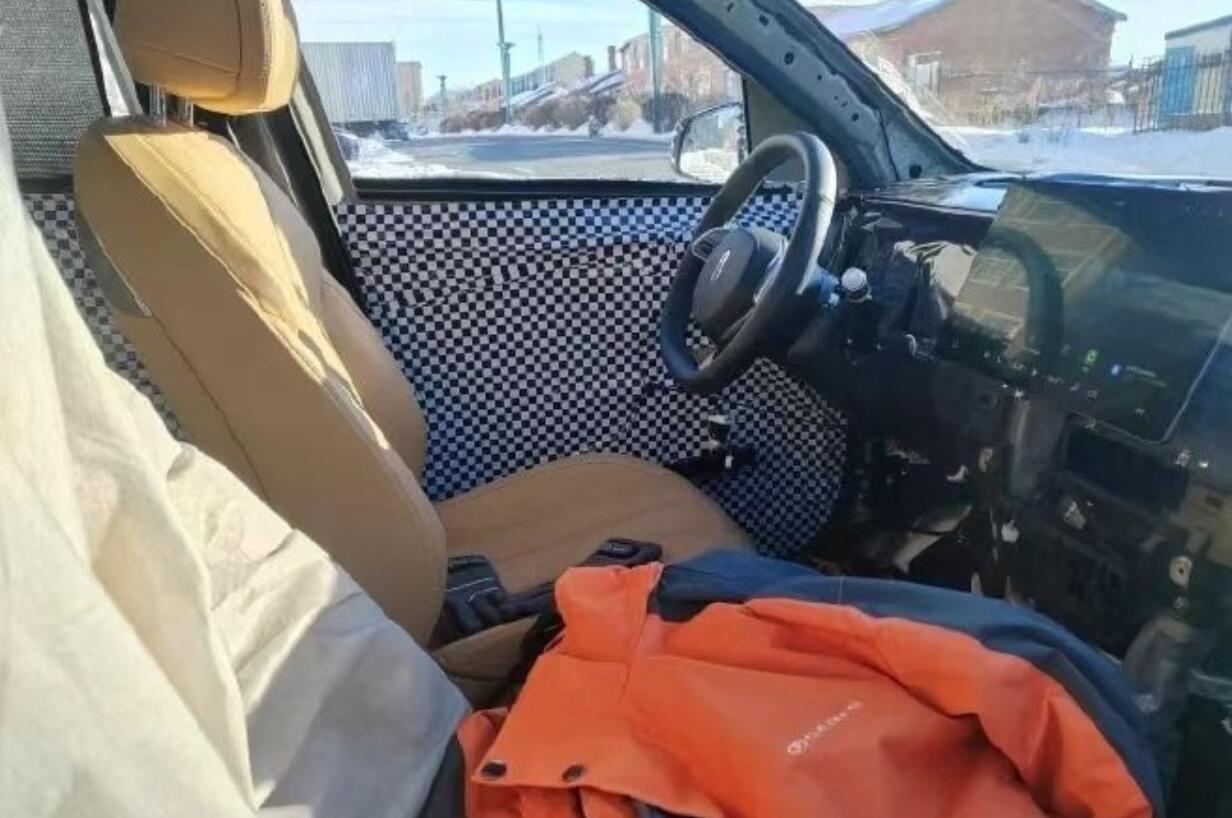 赛力斯问界M9路试谍照曝光，采用了比较成熟的轮廓，竞争理想L9