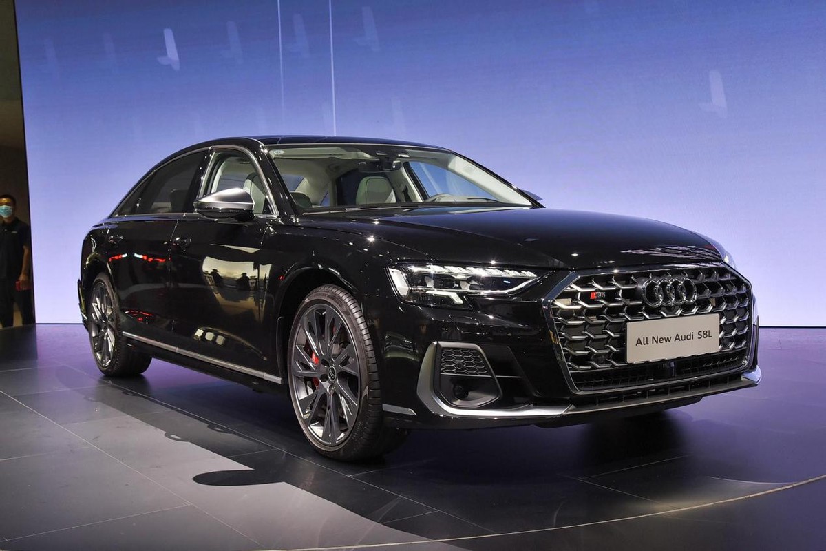 搭载4.0T V8发动机+48V轻混，配双边四出排气，解析奥迪S8