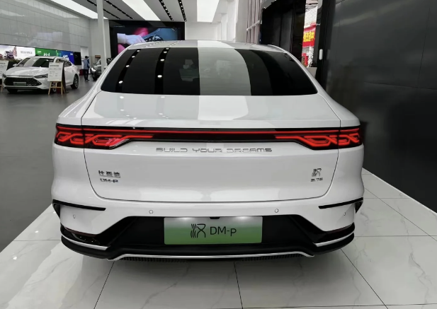比亚迪汉DM-p到店，外观设计高级，动力输出充沛，驾控质感良好