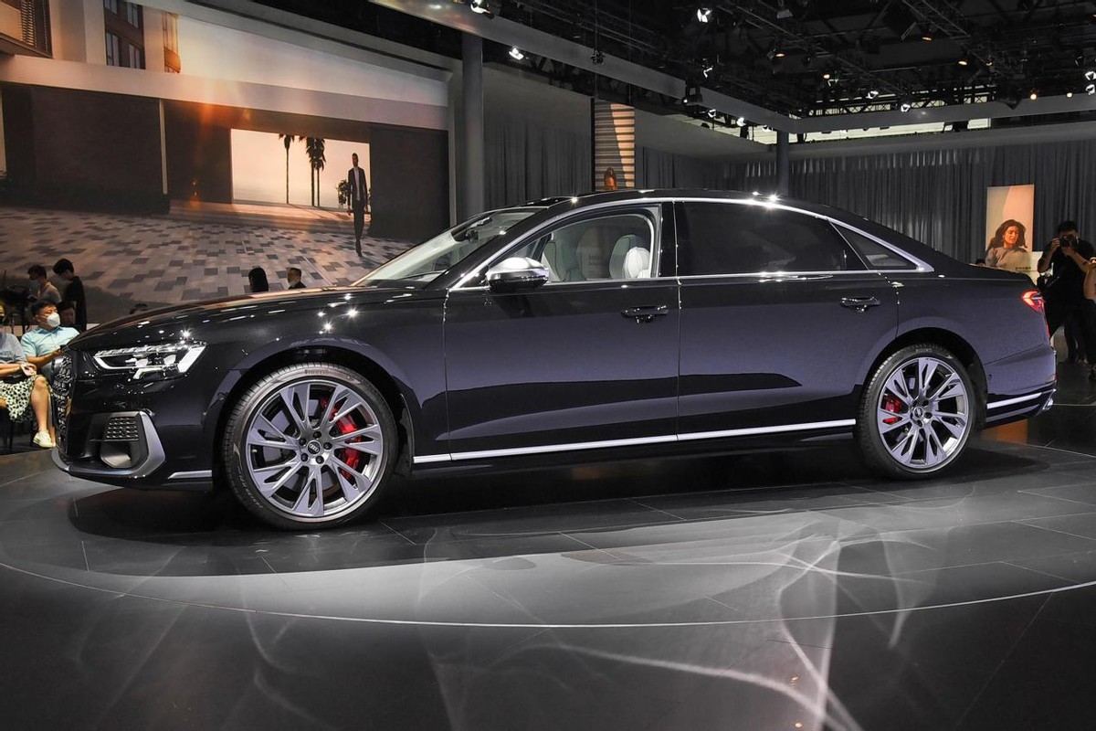 搭载4.0T V8发动机+48V轻混，配双边四出排气，解析奥迪S8