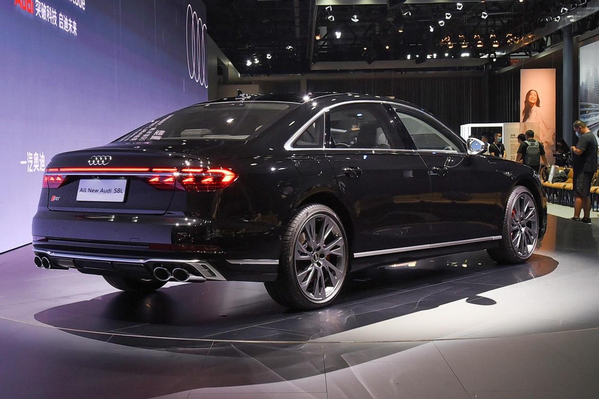 搭载4.0T V8发动机+48V轻混，配双边四出排气，解析奥迪S8
