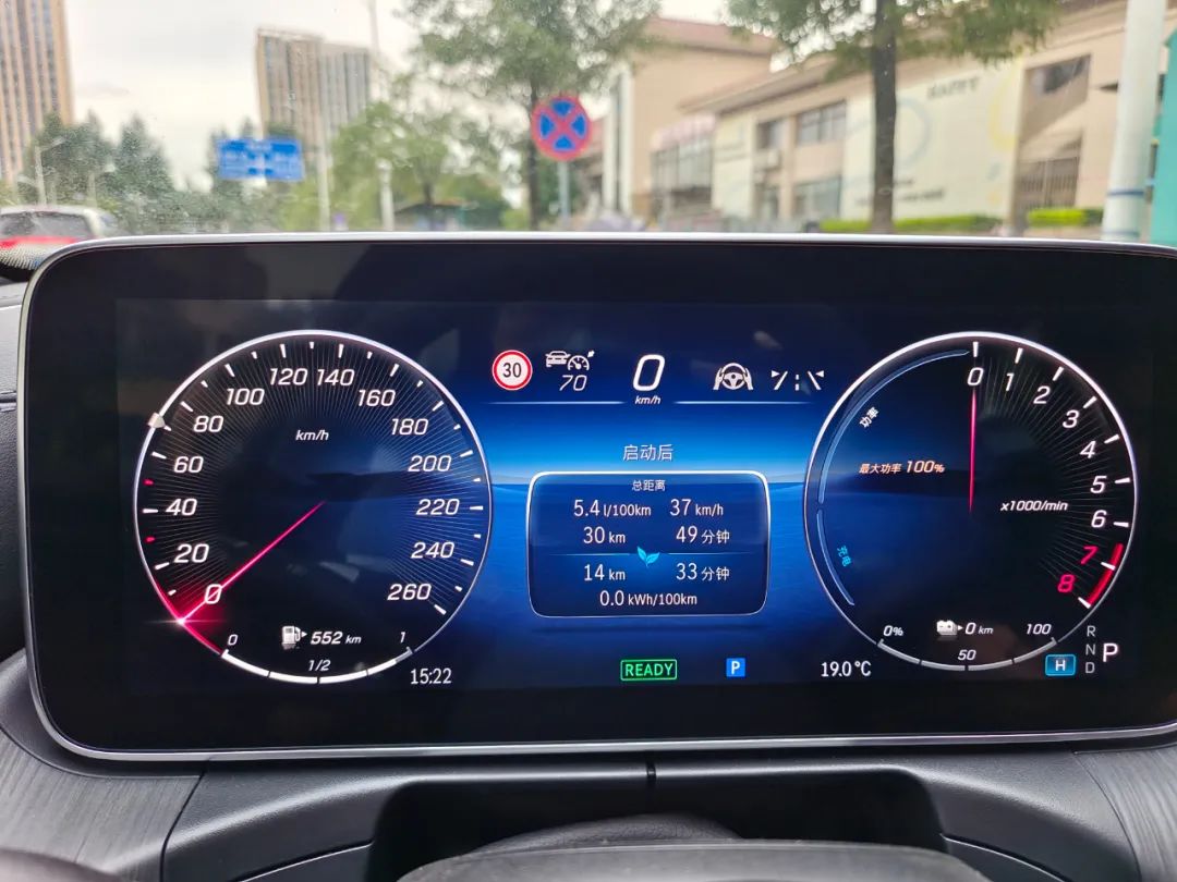 实测匮电油耗5.4L/100km，零百加速6.9秒，这才是奔驰的电动化