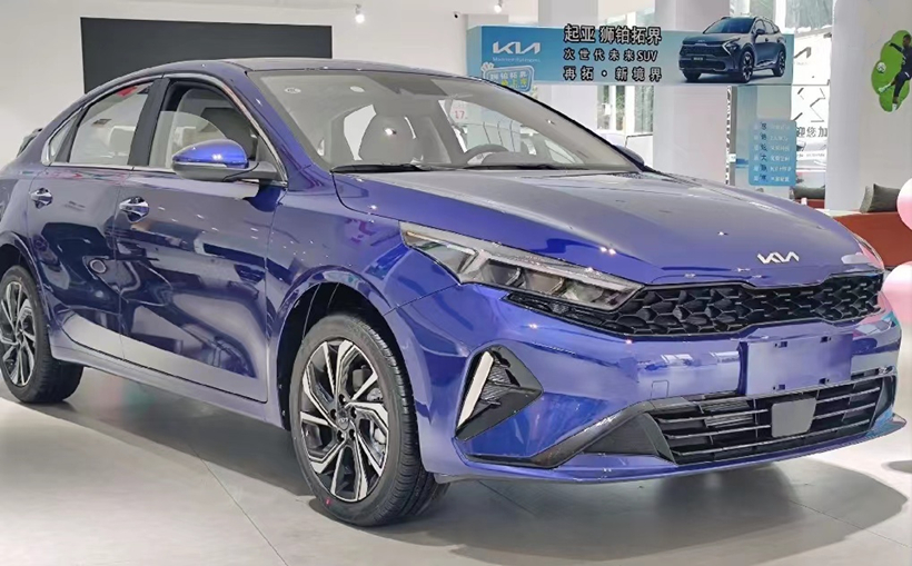 2023款起亚K3到店，化身“小号K5”，外观更帅气，内置全液晶仪表