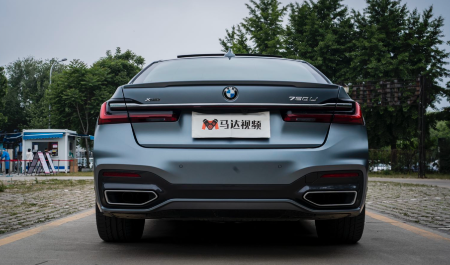 实拍宝马750Li：搭4.4T V8引擎！内置车内香氛 这是“香车美女”?