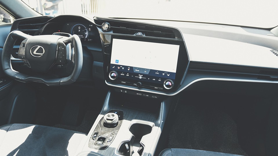 30万豪华SUV，送终生免费保养？雷克萨斯RZ预计养车7百元/月