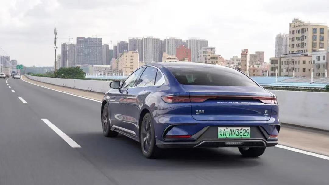 性价比超高的纯电C级车！零跑C01、比亚迪汉该怎么选？