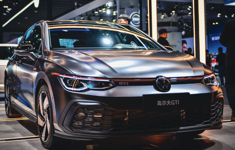 大众“小钢炮”-高尔夫GTI，外观设计运动，配置完善，2.0T动力足