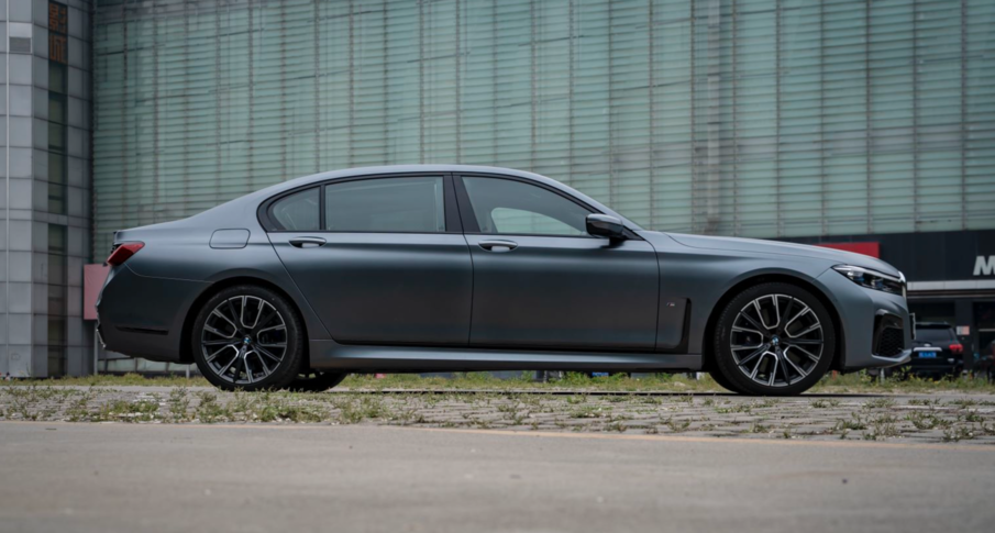 实拍宝马750Li：搭4.4T V8引擎！内置车内香氛 这是“香车美女”?