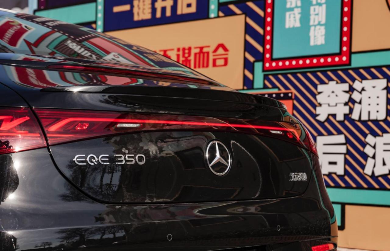 全新奔驰EQE实车：搭AR实景导航！空间/续航均胜过蔚来ET7？