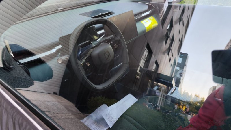 极氪003原型车谍照曝光，采用跨界外观设计