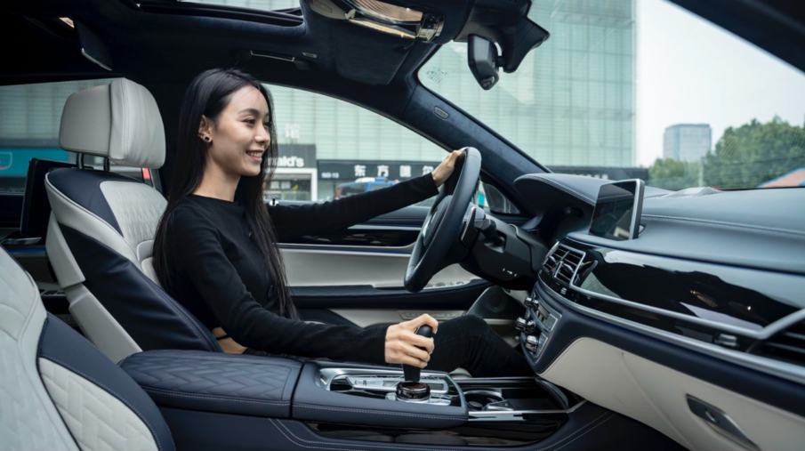 实拍宝马750Li：搭4.4T V8引擎！内置车内香氛 这是“香车美女”?