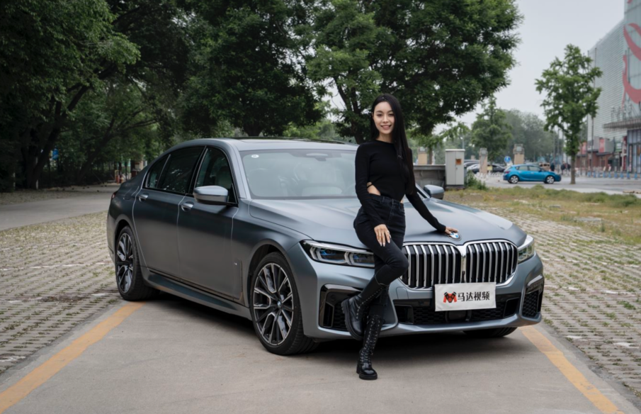 实拍宝马750Li：搭4.4T V8引擎！内置车内香氛 这是“香车美女”?