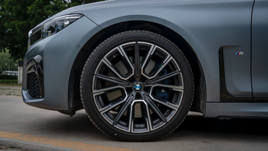 实拍宝马750Li：搭4.4T V8引擎！内置车内香氛 这是“香车美女”?