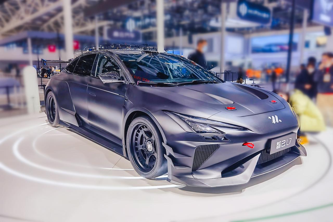 智己L7 2023款 GTE Concept车型，车头动感，黑色车身，赛道风格浓厚