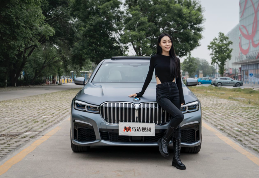 实拍宝马750Li：搭4.4T V8引擎！内置车内香氛 这是“香车美女”?