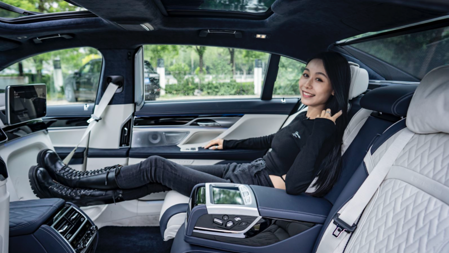 实拍宝马750Li：搭4.4T V8引擎！内置车内香氛 这是“香车美女”?