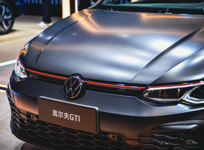 大众“小钢炮”-高尔夫GTI，外观设计运动，配置完善，2.0T动力足