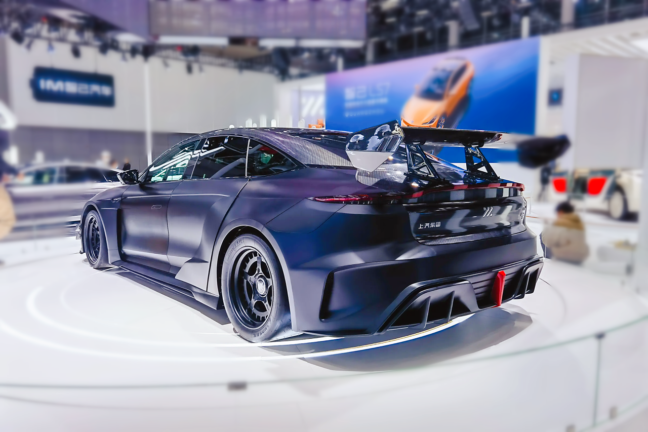 智己L7 2023款 GTE Concept车型，车头动感，黑色车身，赛道风格浓厚