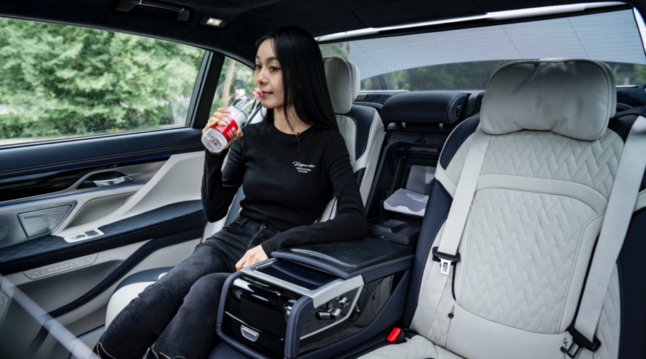 实拍宝马750Li：搭4.4T V8引擎！内置车内香氛 这是“香车美女”?