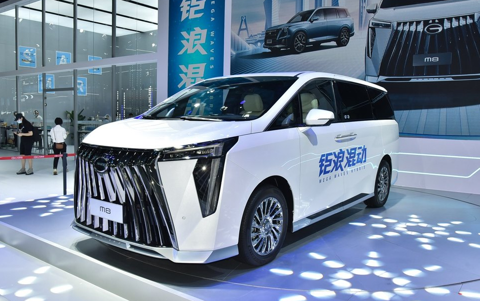中大型MPV实力派：传祺M8宗师版，前脸霸气、内饰豪华，车机智能