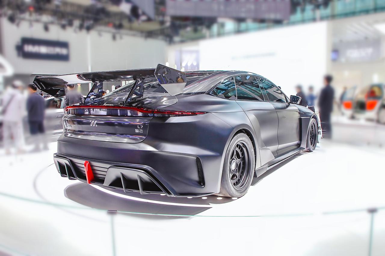 智己L7 2023款 GTE Concept车型，车头动感，黑色车身，赛道风格浓厚